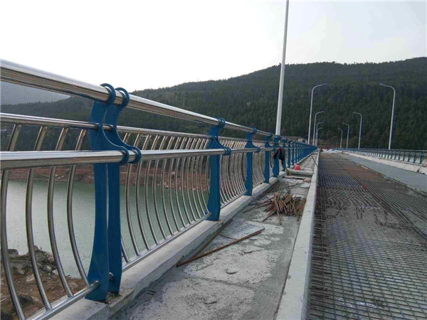 衡水不锈钢桥梁护栏的特点及其在桥梁安全中的重要作用