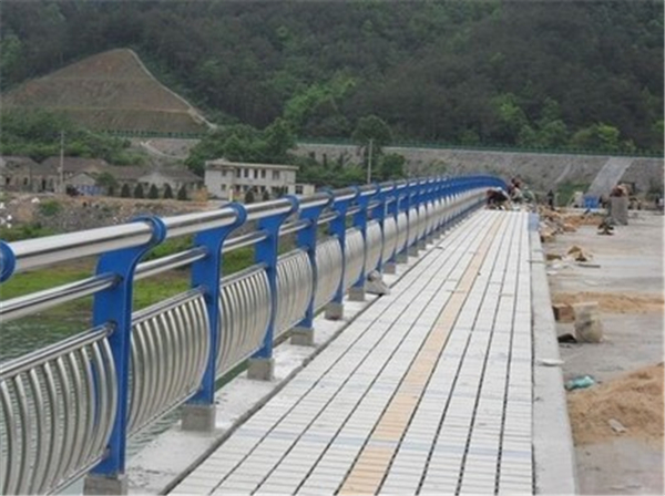 衡水不锈钢桥梁护栏的特性及其在现代建筑中的应用
